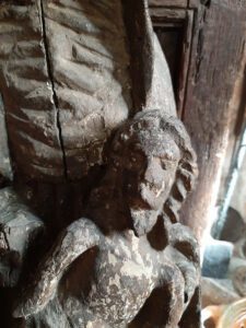fig. 4b détail de vierge en majesté (12e siècle) bois sculpté american pilgrim museum, leyde ?